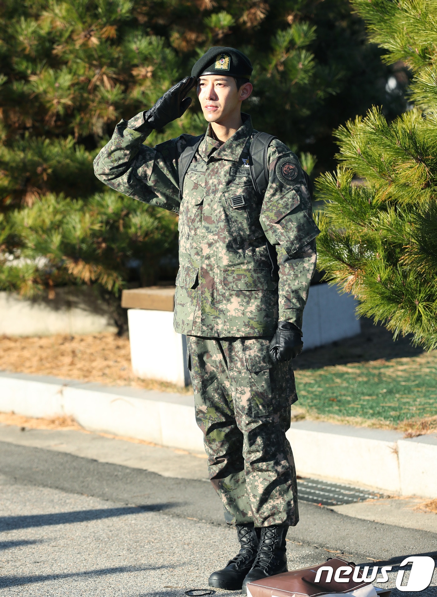 가수 황광희(30)가 7일 오전 서울 동작구 국립서울현충원에서 전역신고를 마친 뒤 팬들에게 인사를 하고 있다. 황광희는 지난 2017년 3월 현역으로 입대해 육군 군악대 군악병으로 복무해 왔다. 한편 황광희는 지난 2010년 제국의 아이들로 데뷔했으며 MBC '무한도전', SBS '정글의 법칙' 등 다양한 예능 프로그램에서 활약해왔다. 그는 전역과 함께 MBC '전지적 참견 시점'으로 시청자들을 찾는다. 2018.12.7./뉴스1 ⓒ News1 권현진 기자
