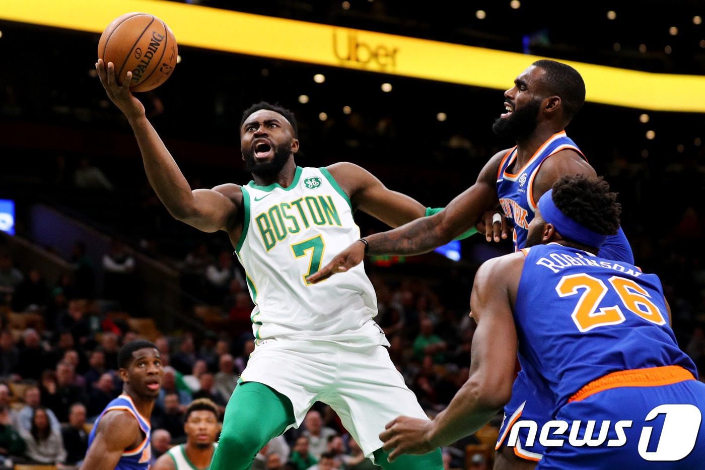 7일(이하 한국시간) 미국 매사추세츠주 보스턴 TD가든에서 열린 2018-19 미국프로농구(NBA) 정규리그 보스턴 셀틱스와 뉴욕 닉스의 경기. 보스턴 제일런 브라운의 슛 장면. ⓒ AFP=News1