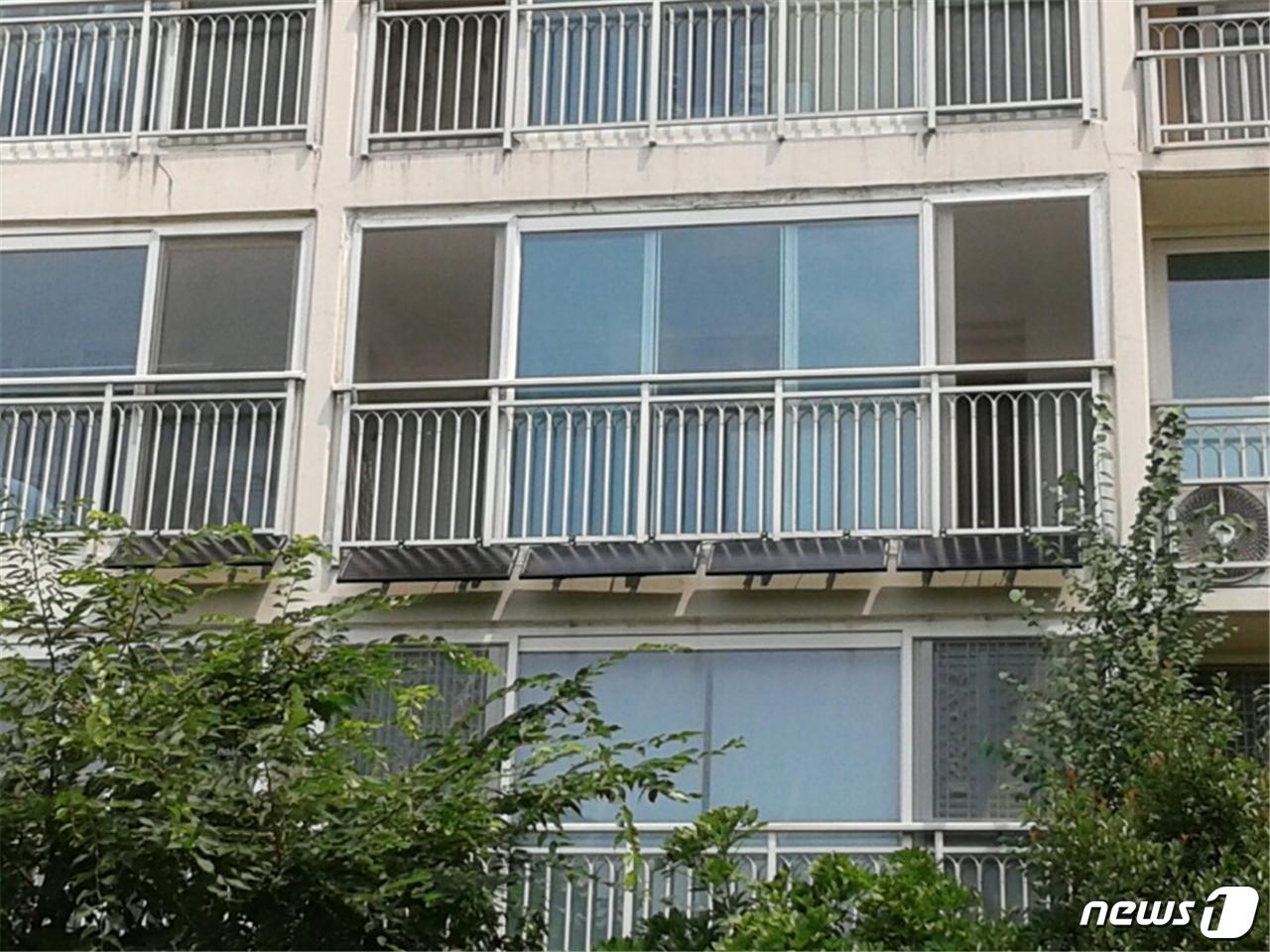 광주 한 아파트 발코니에 설치된 태양광발전설비 ⓒ News1