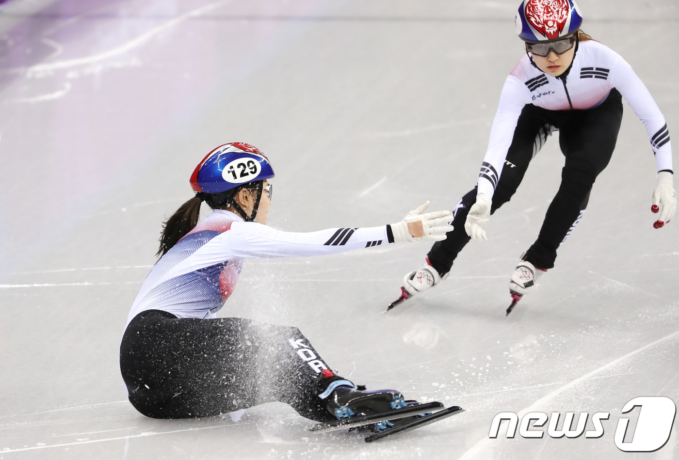 이유빈이 10일 오후 강원도 강릉 아이스아레나에서 열린 2018 평창동계올림픽 쇼트트랙 스피드 스케이팅 여자 3000m 계주 예선 1조 경기에서 넘어지며 최민정과 터치를 하고 있다. 2018.2.10/뉴스1 ⓒ News1 임세영 기자