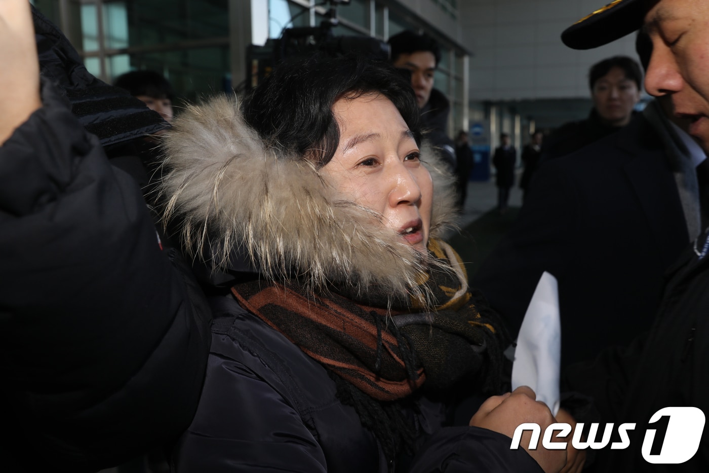 '평양시민 김련희씨 송환 대구준비모임'은 14일 대구고등법원 앞에서 기자회견을 열고 "평양시민 김련희씨는 가족의 품인 북한의 평양으로 돌아가야 한다"며 "국가보안법 위반 등을 적용한 검찰의 기소 역시 국보법을 무리하게 해석한 것으로, 법원은 무죄 판결을 내려야 한다"고 주장했다. 사진은 지난 2018년 12월 12일 도라산 남북출입사무소에서 송환을 요구하는 김씨.  2018.2.12/뉴스 ⓒ News1 민경석 기자