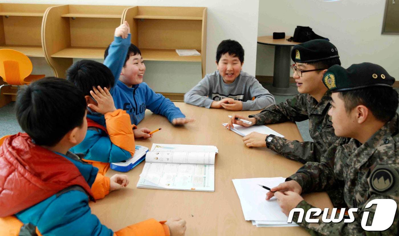 지난달 27일 양구 방산면 청소년 문화의집에서 육군 제21보병사단 이목정대대 김재형 일병과 김준 병장이 양구 방산면 학생들에게 재능기부 활동을 하고 있다. (21사단 제공) 2018.2.12/뉴스1 ⓒ News1 하중천 기자