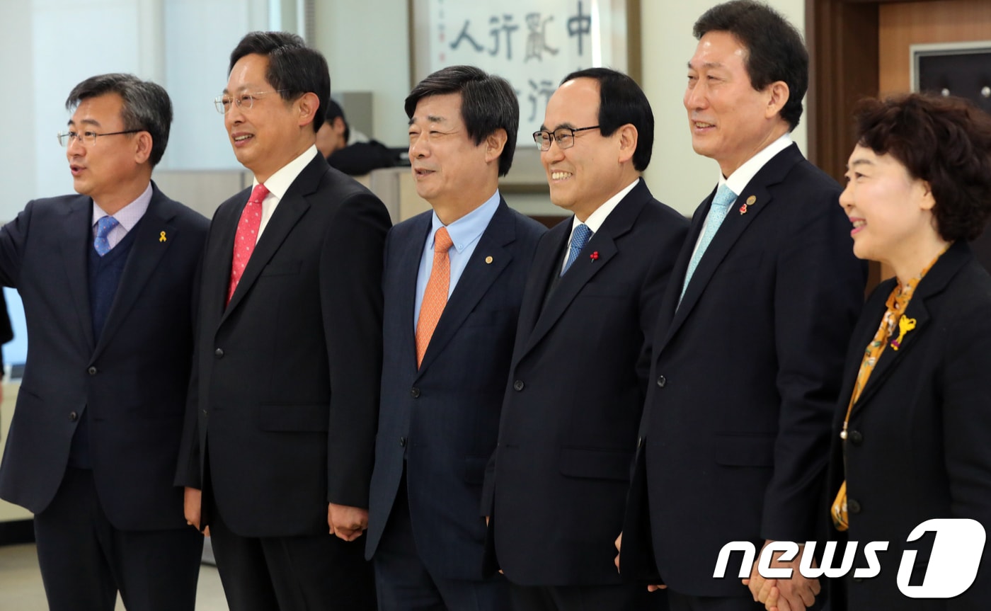 6.13 지방선거 광역단체장과 교육감 예비후보자등록이 시작된 13일 전북 전주시 전라북도 선관위에서 전북교육감 예비후보자들이 손을 잡으며 공명선거를 다짐하고 있다. 왼쪽부터 천호성 전주교대 교수, 황호진 전 전라북도부교육감, 이재경 사)전북청소년사랑육성회 이사장, 서거석 전 전북대 총장, 유광찬 전 전주교대 총장, 이미영 전북지역교육연구소 대표.2018.2.13/뉴스1 ⓒ News1 문요한 기자