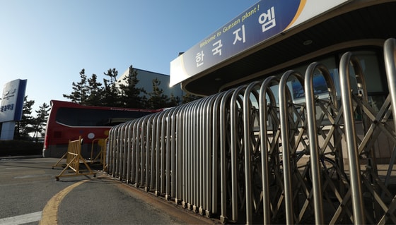 한국지엠 군산공장 폐쇄 결정이 내려진 13일 전북 군산시 한국지엠 군산공장 정문으로 일부 차량이 출입하고 있다. 이미 지난 8일 생산라인 가동이 중지된 한국지엠 군산공장은 경영난을 이유로 5월말까지 군산공장을 폐쇄하고 직원 2천여명을 구조조정 할 것이라고 밝혔다.2018.2.13/뉴스1 ⓒ News1 문요한 기자