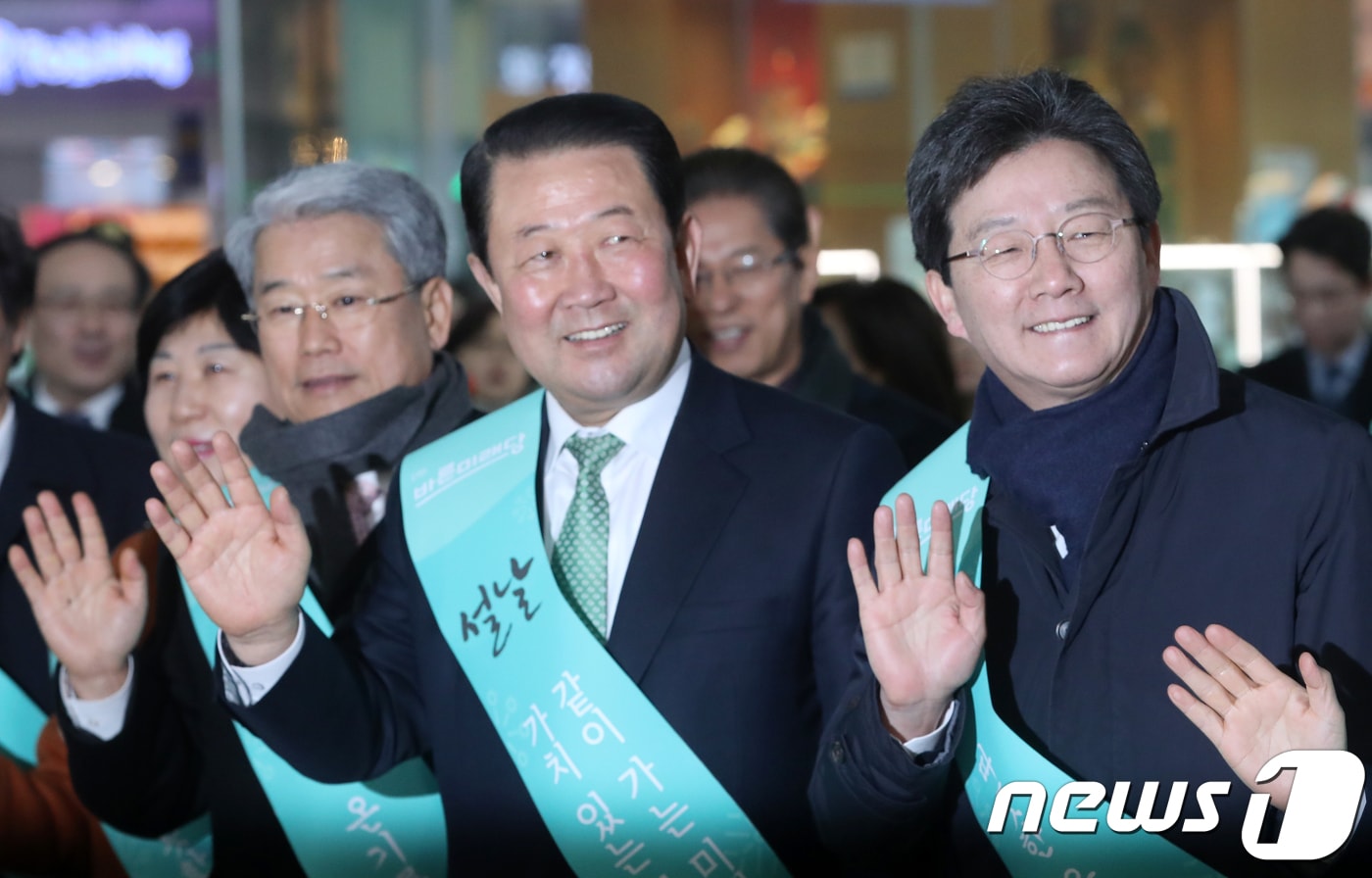 유승민, 박주선 바른미래당 공동대표와 김동철 원내대표를 비롯한 의원들이 14일 오전 중구 봉래동 서울역을 이용하는 귀성객들을 향해 손을 흔들고 있다. 2018.2.14/뉴스1 ⓒ News1 박정호 기자