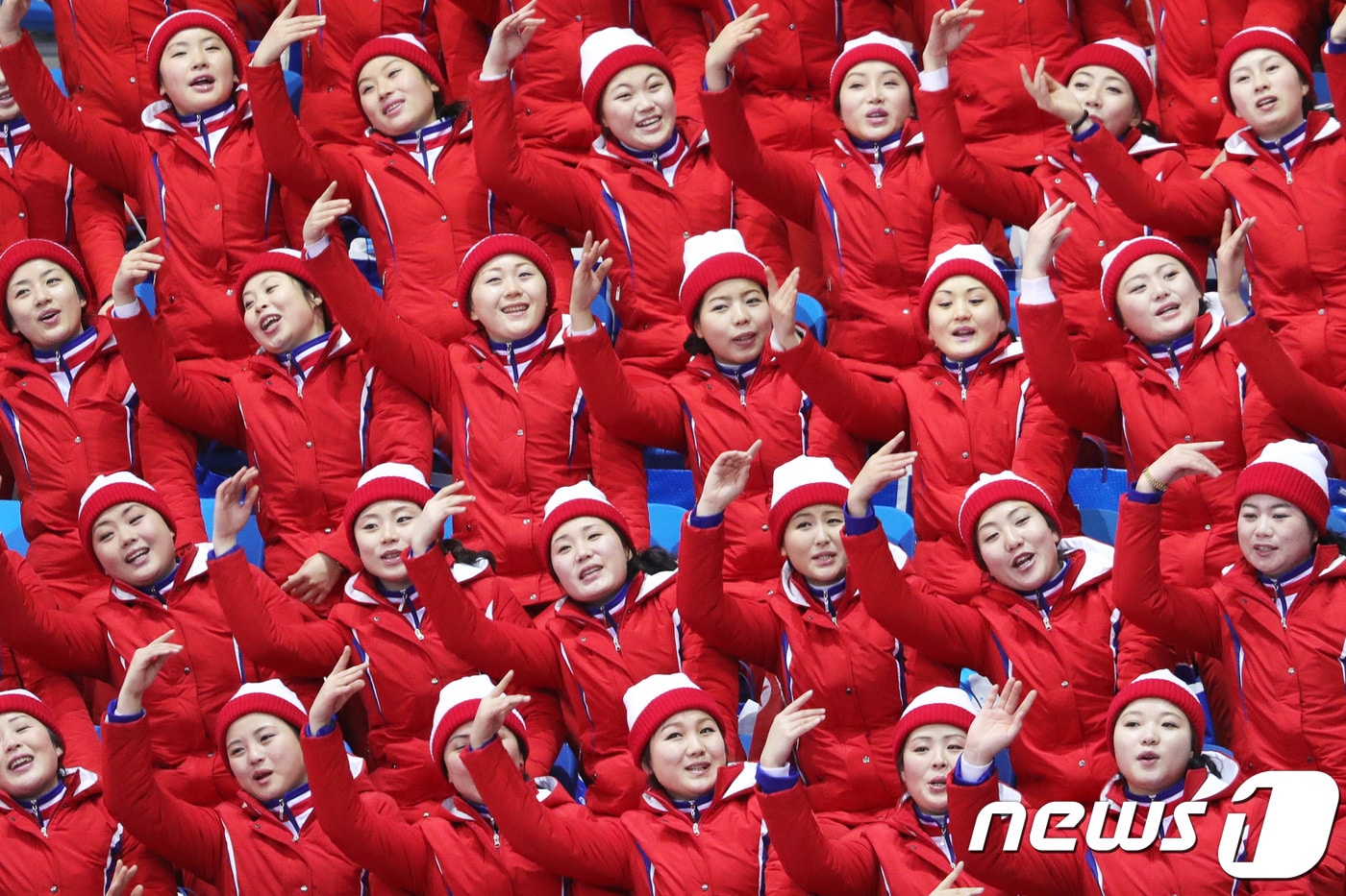 북한 응원단이 15일 오전 강원도 강릉 아이스아레나에서 열린 2018 평창 동계올림픽 피겨 스케이팅 페어 프리 스케이팅 경기를 찾아 렴대옥·김주식 조를 응원하고 있다. 2018.2.15/뉴스1 ⓒ News1 임세영 기자
