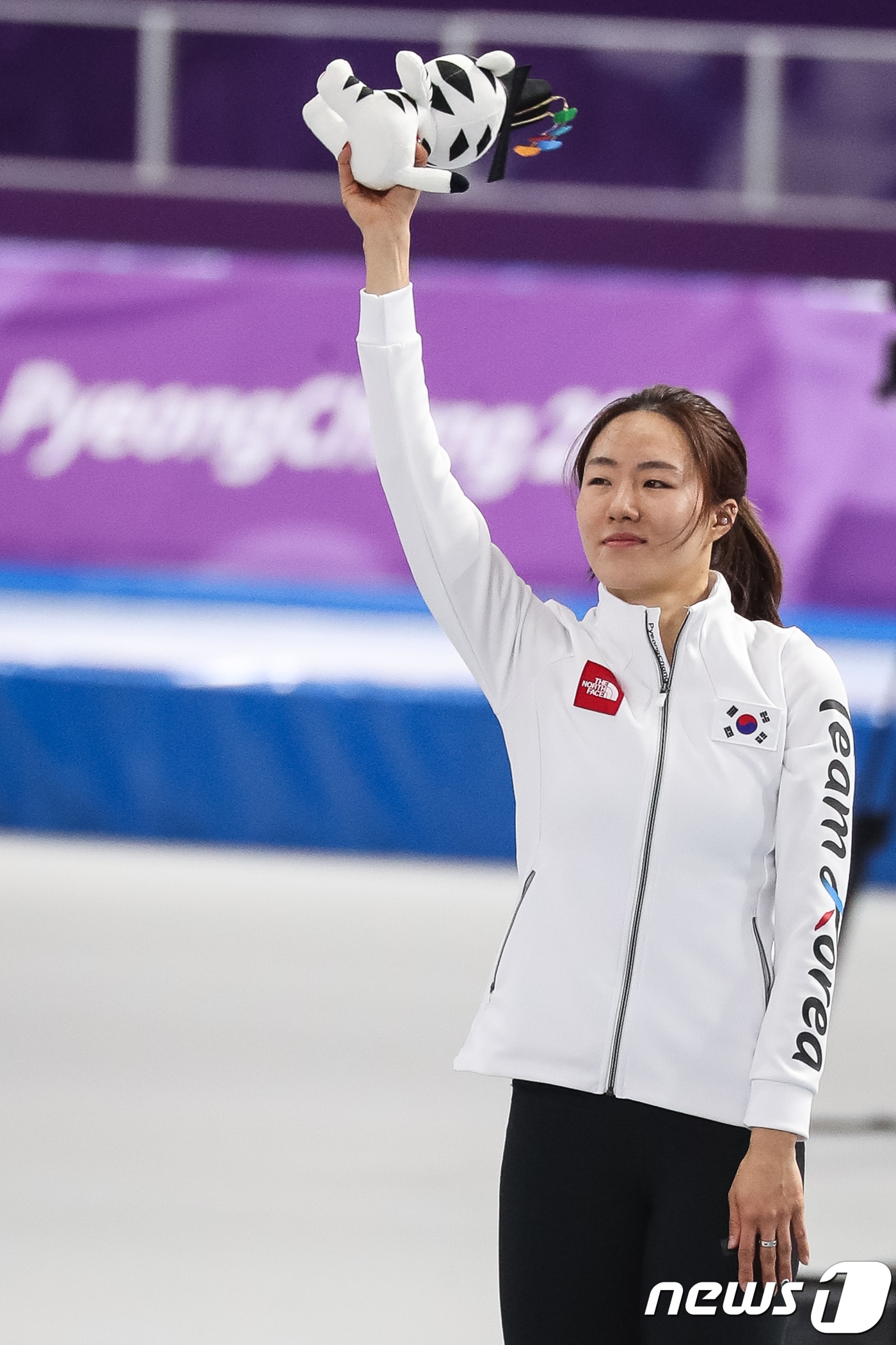 이상화가 18일 강원도 강릉 스피드스케이팅 경기장 오벌에서 열린 2018 평창동계올림픽 스피드 스케이팅 여자 500m 베뉴 세리머니에서 마스코트 수호랑  인형을 들고 인사하고 있다.  2018.2.18/뉴스1 ⓒ News1 유승관 기자