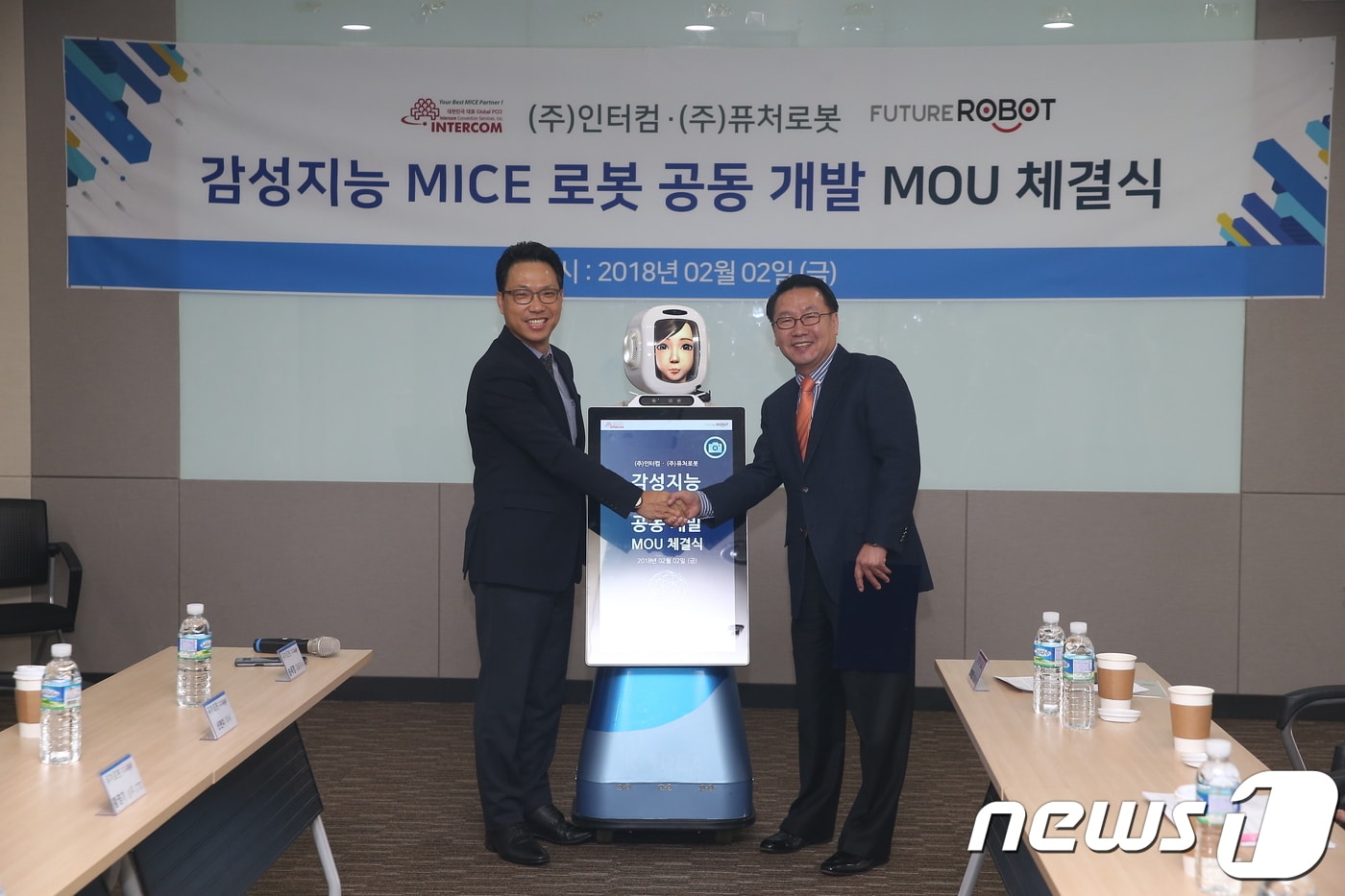 최태영 인터컴 대표이사(오른쪽)와 송세경 퓨처로봇 대표이사(왼쪽)이 2일 '감성지능 MICE 로봇 공동개발' MOU 체결식에 참석해 손을 맞잡고 있다.   ⓒ News1