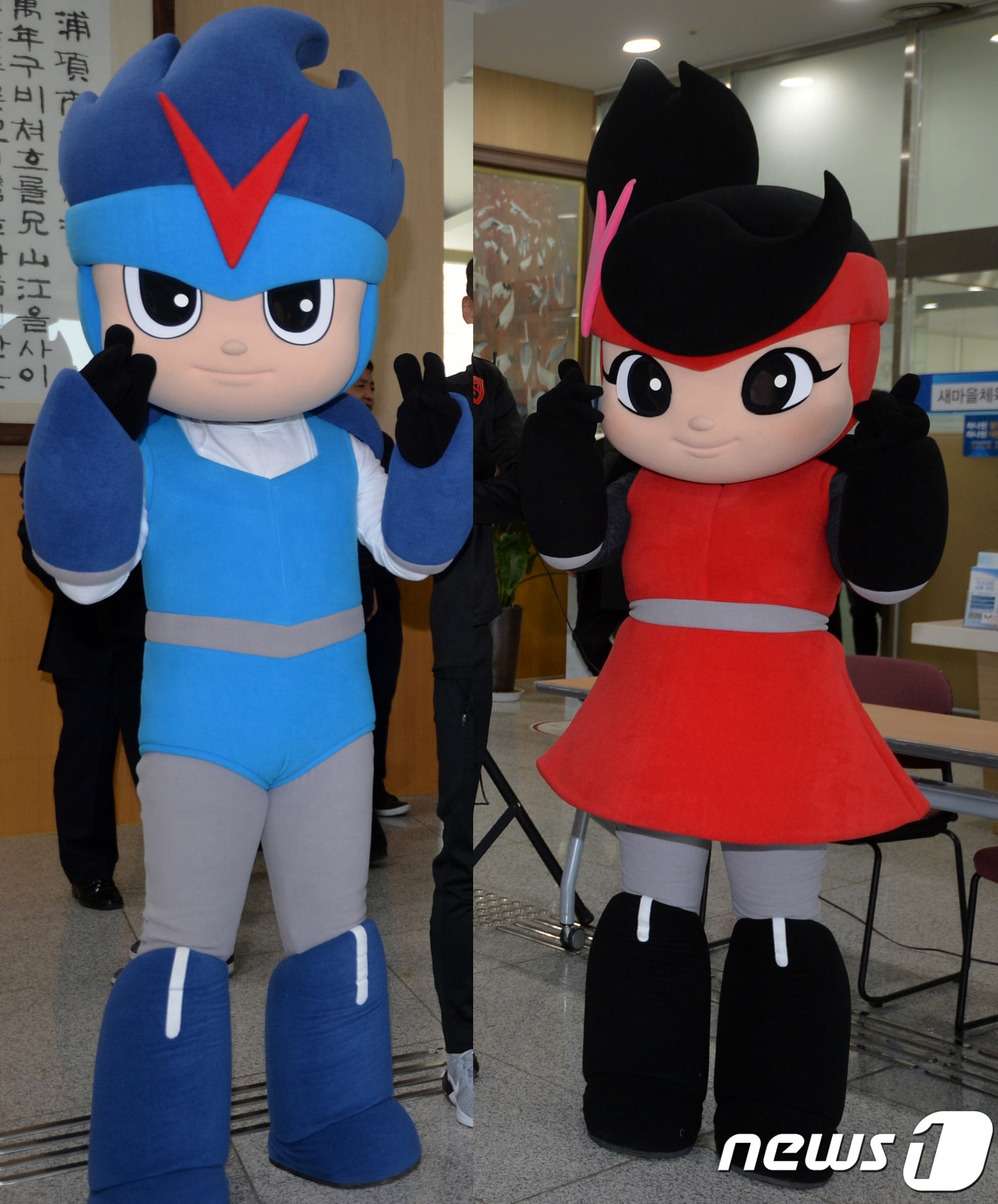 20일 프로축구 포항 스틸러스의 공식 마스코트인 쇠돌이가 20년만에 짝을 찾았다.스틸러스 구단은 포항시청에서 열린 2018 시즌 카드 판매행사 때 쇠돌이 여자친구인 쇠순이를 선보였다.쇠돌이는 2017년 20살을 맞았다.2018.2.20/뉴스1 ⓒ News1 최창호 기자