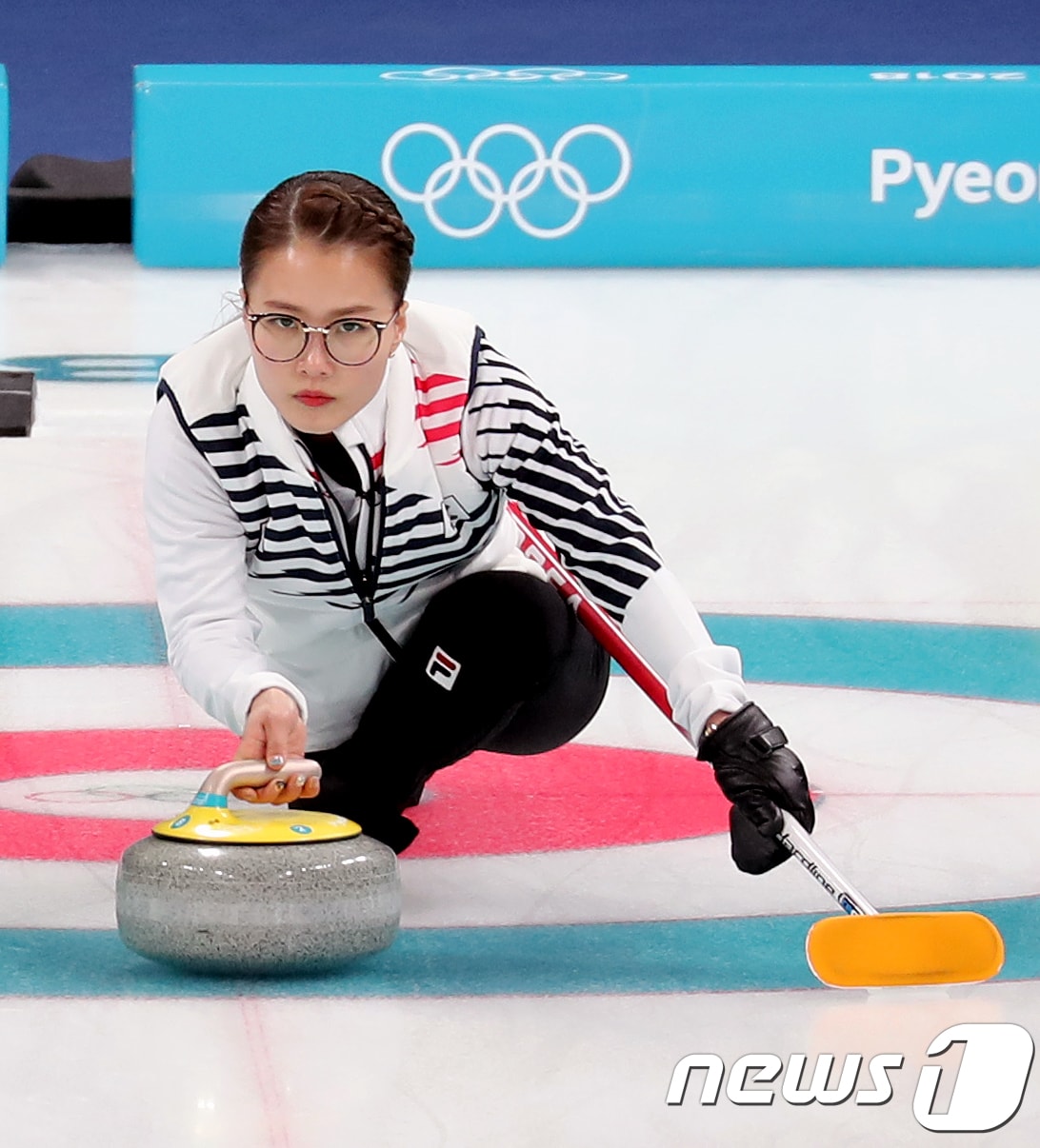 대한민국 컬링 국가대표팀 김은정이 20일 오후 강원도 강릉컬링센터에서 열린 2018 평창동계올림픽 컬링 여자 예선 세션 10 미국과의 경기에서 스톤을 투구하고 있다. 2018.2.20/뉴스1 ⓒ News1 이재명 기자