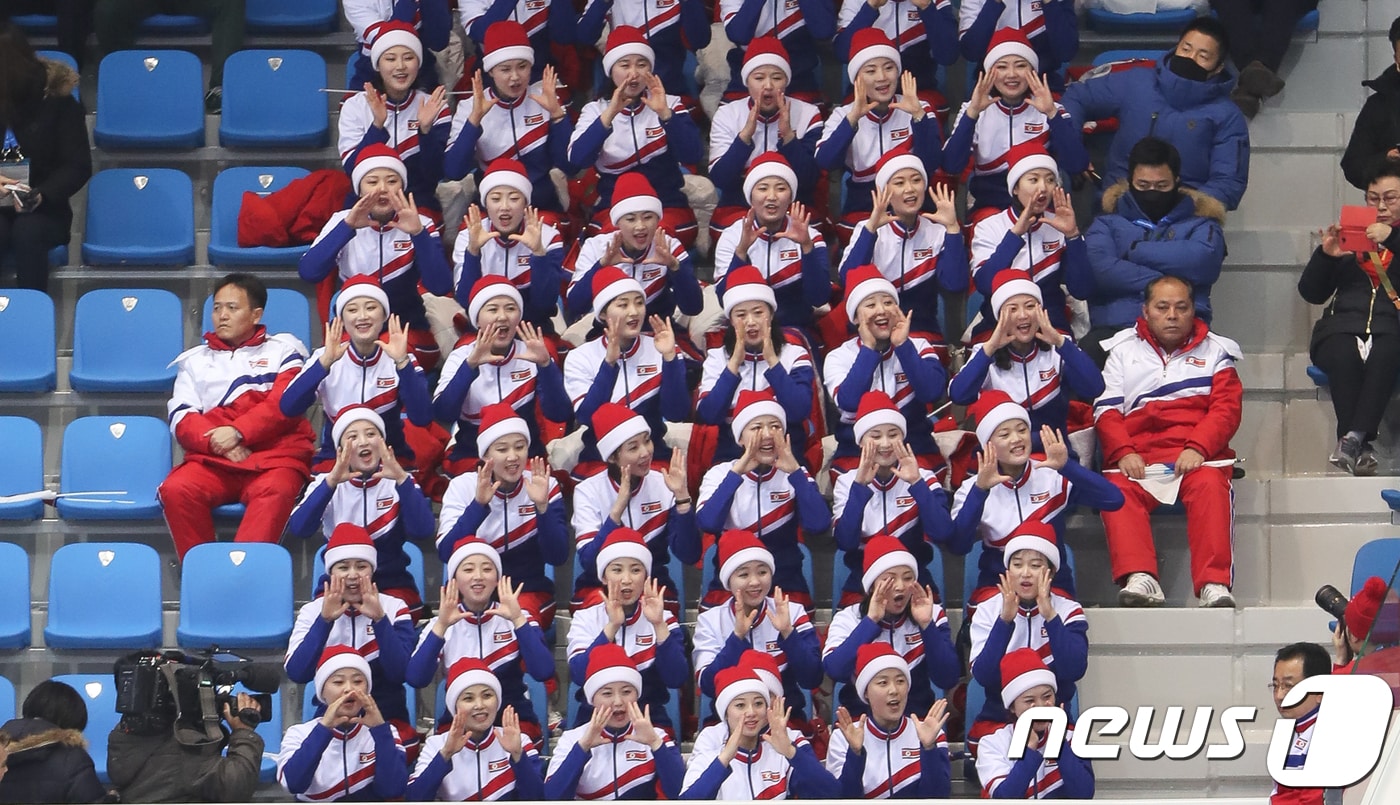 북한 응원단이 20일 오후 강원도 강릉 아이스아레나에서 열린 2018 평창동계올림픽 쇼트트랙 스피드 스케이팅 여자 1000m 예선 경기에서 응원을 하고 있다. 2018.2.20/뉴스1 ⓒ News1 허경 기자