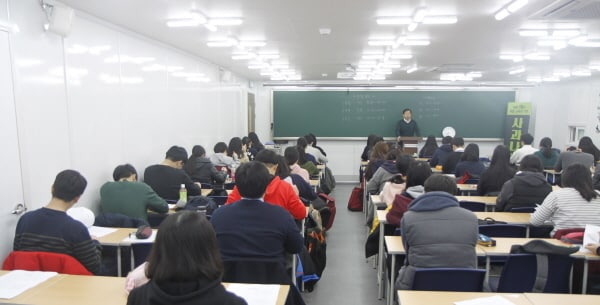 지난해 사과나무 학원의 ‘3.1절 모의고사’의 현장모습. 학생들이 시험 전 학원관계자로부터 시험에 대한 설명 및 각종 주의사항 등을 듣고 있다. ⓒ News1