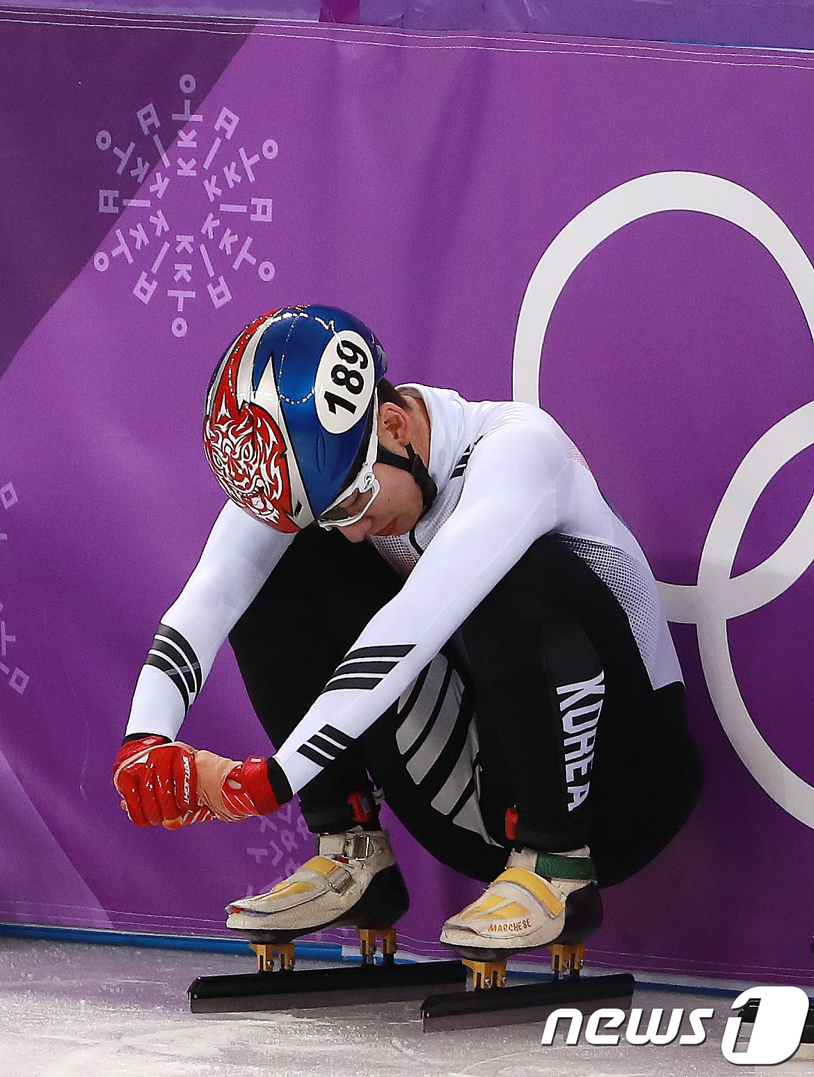 대한민국 남자 쇼트트랙 대표팀 임효준이 22일 오후 강원도 강릉 아이스아레나에서 열린 2018 평창동계올림픽 쇼트트랙 스피드 스케이팅 남자 5,000m 계주 결승 경기를 마치고 아쉬워하고 있다. 2018.2.22/뉴스1 ⓒ News1 임세영 기자