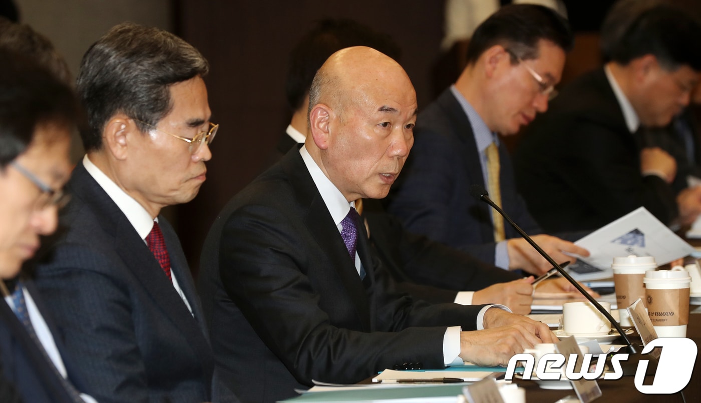 이효성 방송통신위원장이 23일 서울 중구 명동 은행회관에서 열린 '인터넷 상생발전 협의회'에 참석해 인사말을 하고 있다.  2018.2.23 ⓒ News1 민경석 기자