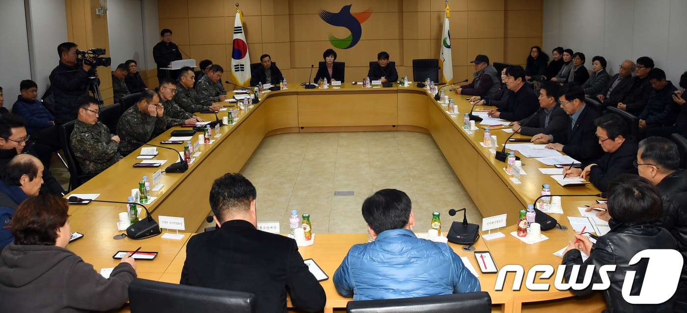 24일 화천군청에서 육군 2군단은 이날 예하 3개 사단(15‧7‧27사단) 관계자와 지역사회단체, 주민 등 40여 명이 참석한 가운데 국방부의 군인 외출,외박구역 제한 폐지에 대해 긴급 설명회를 열고있다.(화천군청제공)2018.2.24/뉴스1 ⓒ News1 홍성우 기자