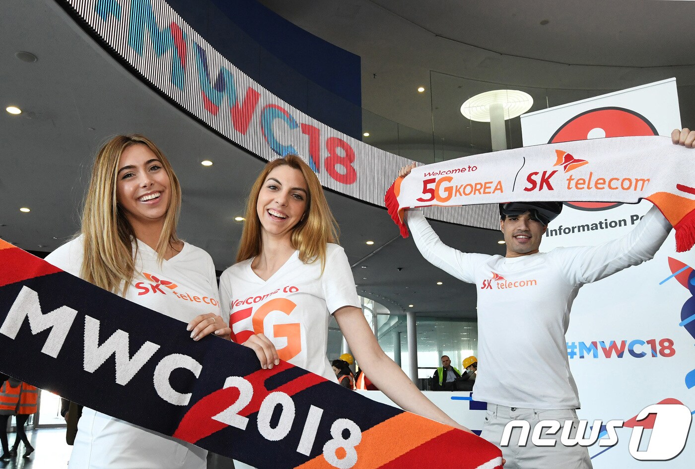 24일(현지시간) 오후 스페인 바르셀로나에서 열리는 세계 최대 모바일 전시회 '모바일 월드 콩그레스(MWC) 2018' 전시장 앞에서 SK텔레콤 전시 도우미들이 개막을 알리는 퍼포먼스를 하고 있다.  2018.2.25/뉴스1 ⓒ News1 사진공동취재단