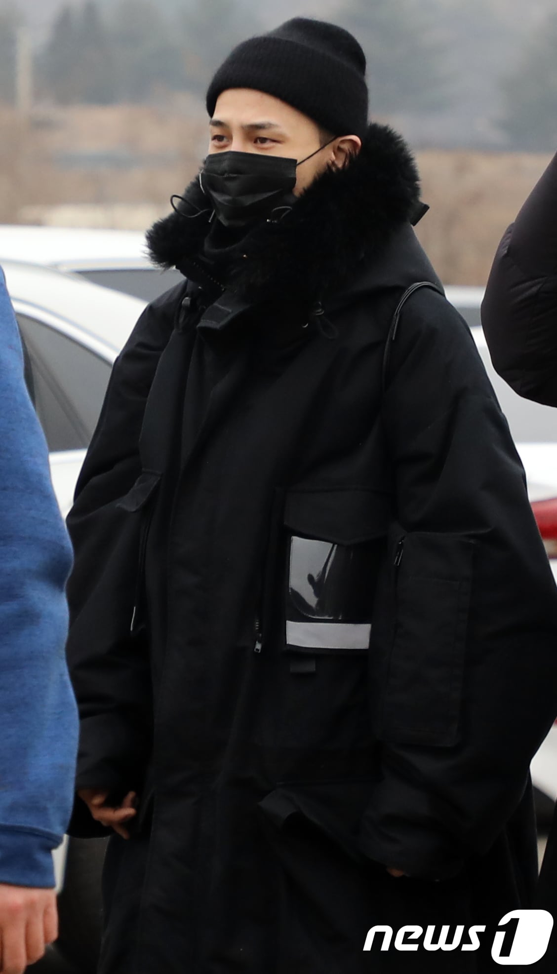 빅뱅 지드래곤(본명 권지용)이 27일 오후 강원 철원 육군 3사단 백골부대 신병교육대 입구로 걸어가고 있다. 이날 지드래곤은 팬들에 대한 별다른 인사 없이 조용히 입대했다. 2018.2.27/뉴스1 ⓒ News1 하중천 기자