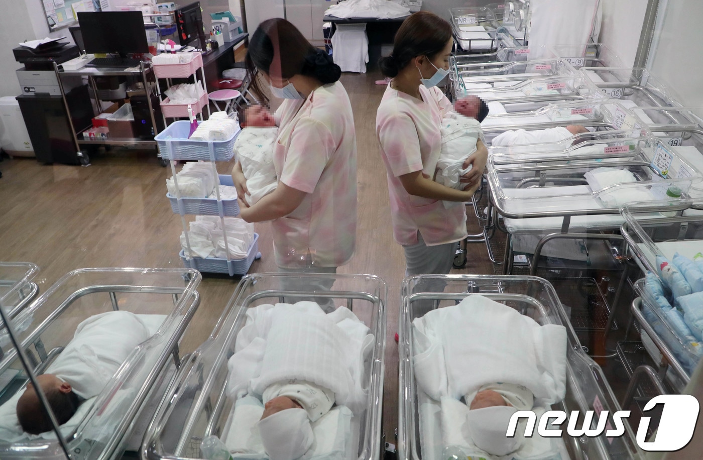 여성병원 신생아실에서 간호사들이 아기들을 돌보고 있다. /뉴스1 ⓒ News1 주기철 기자