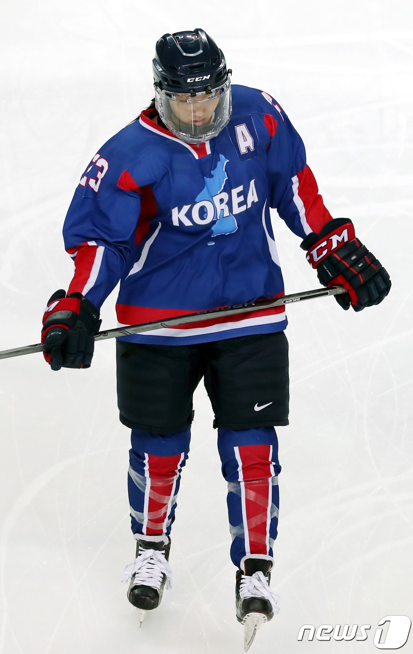 남북여자아이스하키 단일팀 박윤정 선수가 4일 인천 선학국제빙상장에서 스웨덴 대표팀과의 경기에 앞서 몸을 풀고 있다.2018.2.4/뉴스1 ⓒ News1 사진공동취재단