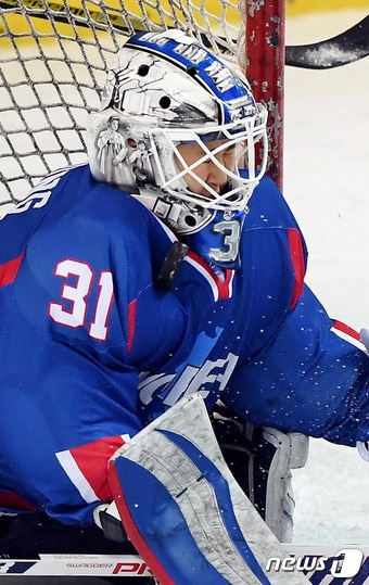 남북 여자 아이스하키 단일팀의 골리 신소정. /뉴스1 ⓒ News1 DB