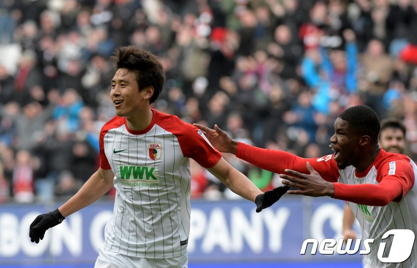 아우크스부르크의 구자철이 4일(현지시간) 독일 아우크스부르크의 WWK 아레나에서 열린 프랑크푸르트와의 2017-18 독일 분데스리가 21라운드에서 득점 후 기뻐하고 있다. ⓒ AFP=News1