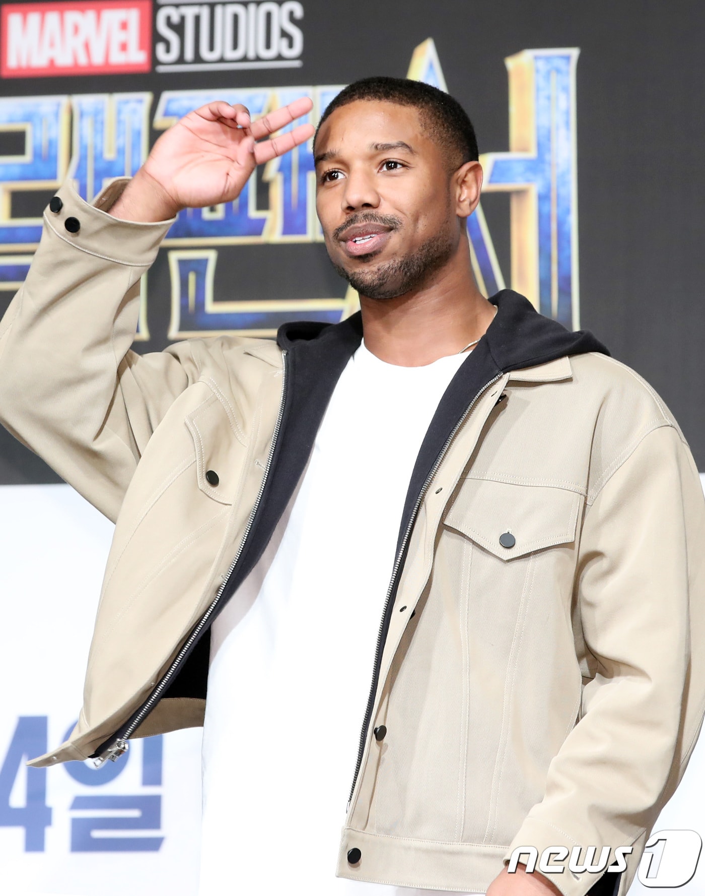 배우 마이클 B. 조던이 5일 오전 서울 종로구 광화문 포시즌스 호텔에서 열린 영화 '블랙팬서' 아시아 프레스 컨퍼런스에 참석해 포즈를 취하고 있다. ‘블랙팬서’는 와칸다의 국왕이자 어벤져스 멤버로 합류한 ‘블랙팬서’ 티찰라(채드윅 보스만 분)가 희귀 금속 ’비브라늄‘을 둘러싼 세계적인 위협에 맞서 와칸다의 운명을 걸고 전쟁에 나서는 2018년 마블의 첫 액션 블록버스터이다. 2018.2.5./뉴스1 ⓒ News1 권현진 기자