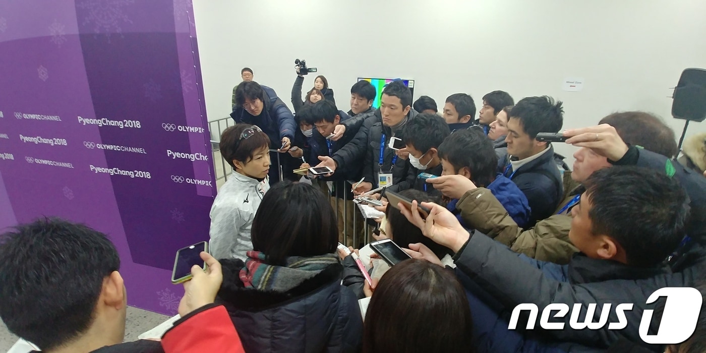 일본 스피드스케이팅의 고다이라 나오가 5일 강릉 스피드스케이트 경기장 믹스트존에서 일본 취재진 질문에 답하고 있다. ⓒ News1