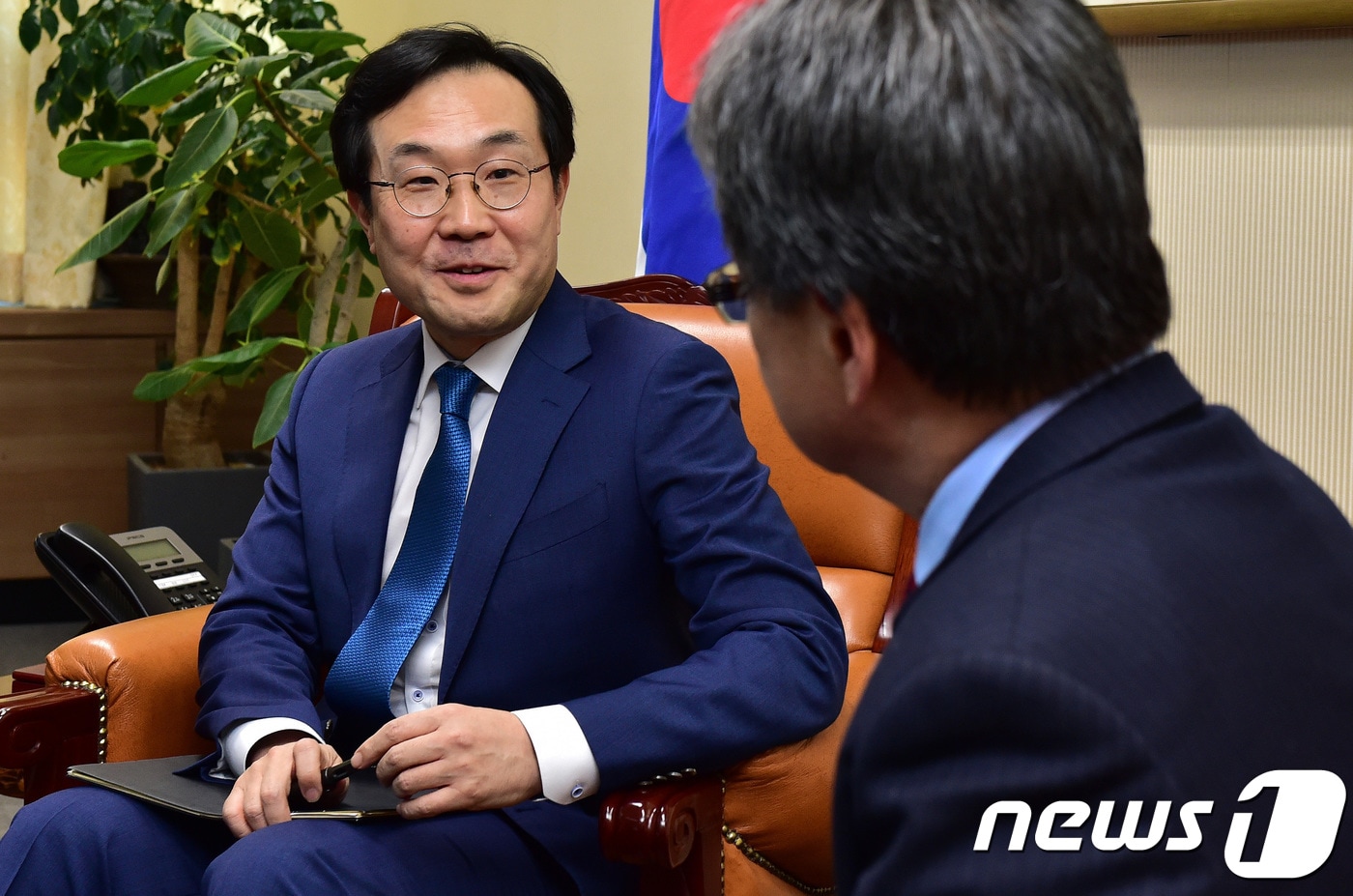 이도훈 외교부 한반도평화교섭본부장(왼쪽)과 조셉 윤 미국 국무부 대북정책특별대표가 5일 오후 서울 세종대로 외교부 청사에서 열린 '한미 6자회담 수석대표 협의'에 참석해 대화하고 있다.  2018.2.5/뉴스1 ⓒ News1 이승배 기자