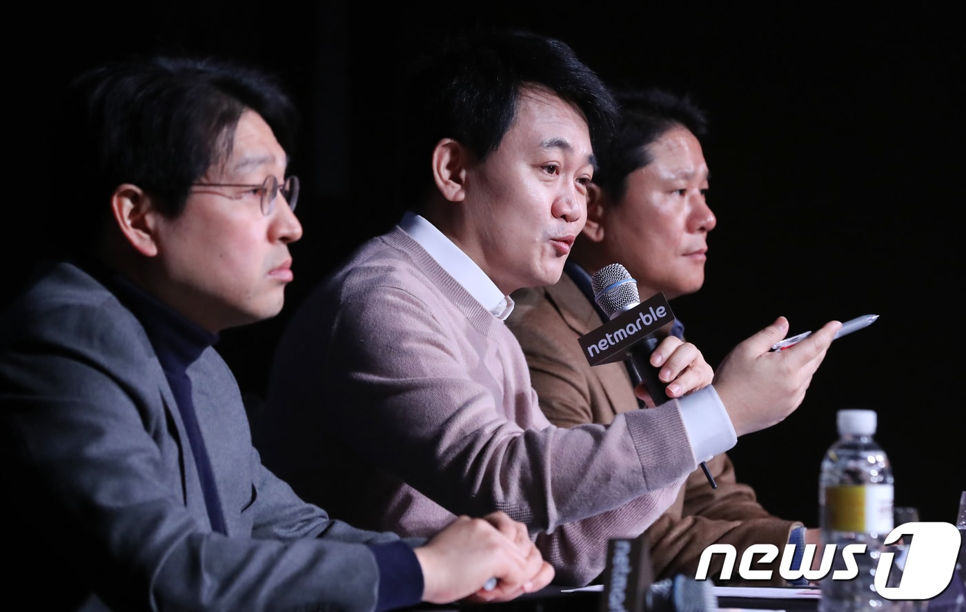 방준혁 넷마블게임즈 의장(가운데)이 6일 오전 서울 신도림쉐라톤 디큐브시티 호텔에서 열린 넷마블 기자간담회에서 올해 사업 목표를 발표하고 있다. 왼쪽부터 넷마블 백영훈 부사장, 방 의장, 권영식 대표. 2018.2.6/뉴스1 ⓒ News1 구윤성 기자
