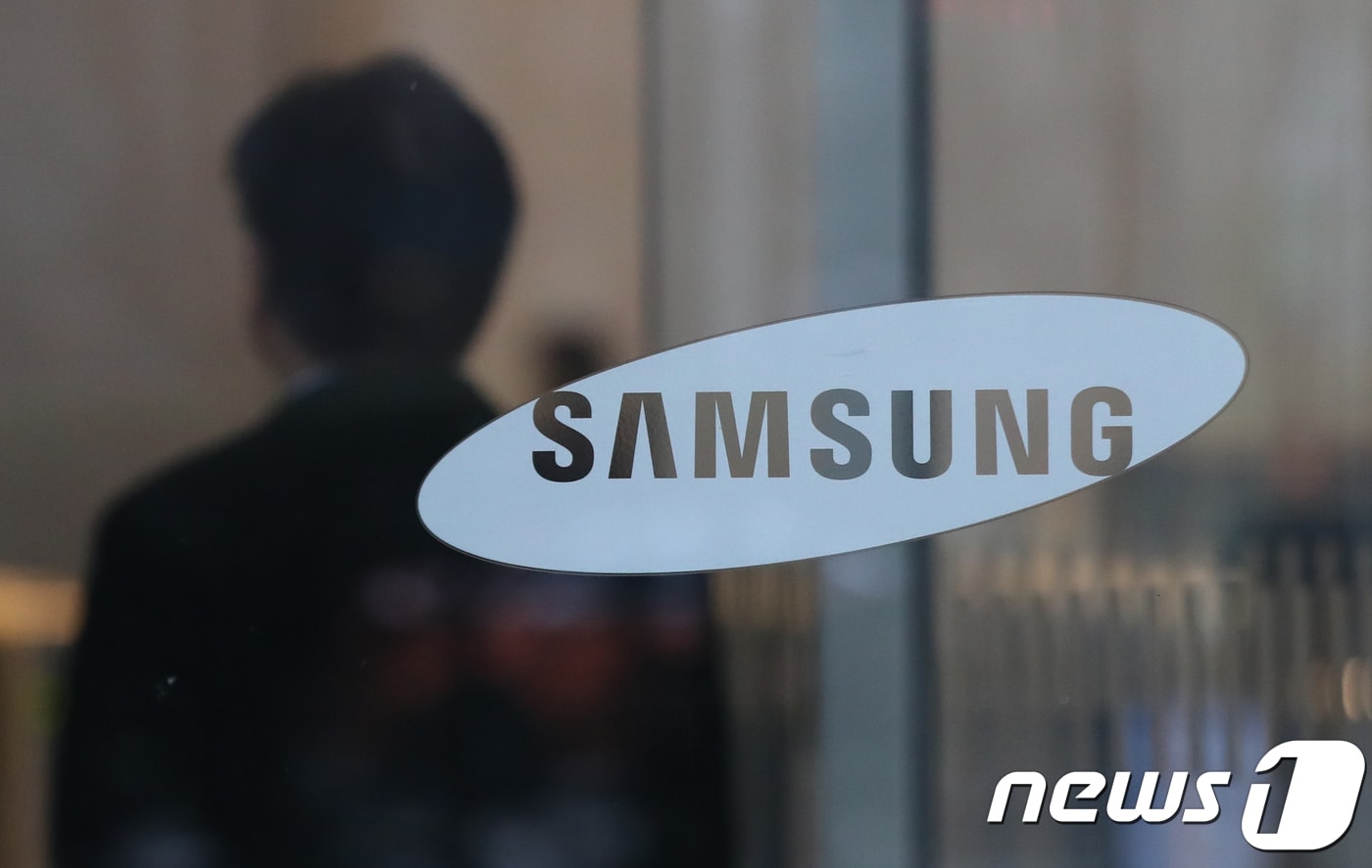 검찰이 다스 측 변호사 비용이 삼성 측에서 흘러들어간 정황을 포착해 지난 8일 오후부터 9일 새벽까지 삼성전자 본사와 이학수 전 삼성전자 부회장 자택 등에서 압수수색을 진행했다. 사진은 이날 서울 서초구 삼성전자 본사. 2018.2.9/뉴스1 ⓒ News1 구윤성 기자