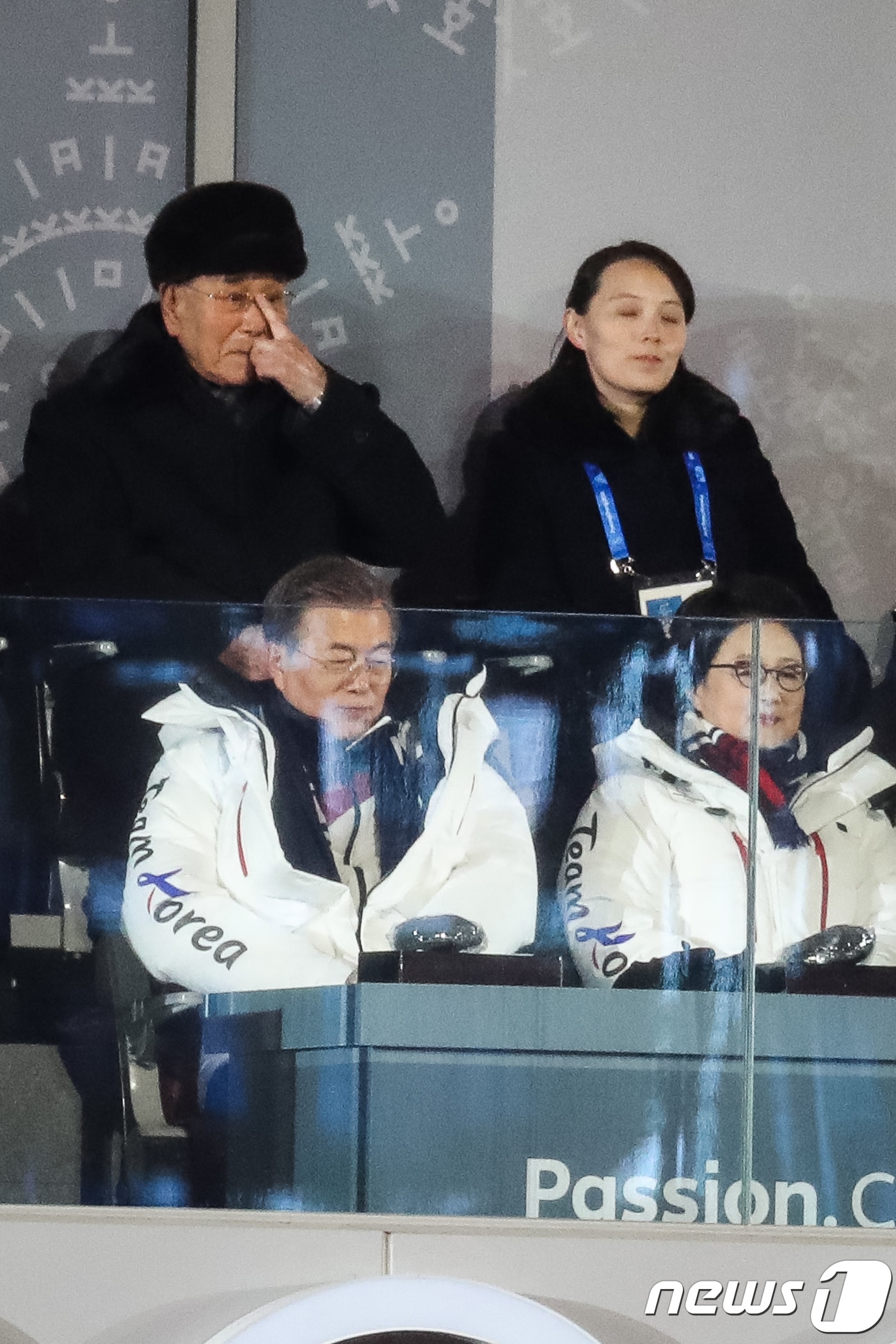 2018년 2월 9일 평창동계올림픽 개막식에 김여정 노동당 중앙위원회 제1부부장과 함께 착석한 김영남 북한 최고인민회의 상임위원장&#40;뒷줄 왼쪽&#41; 이 남북 공동입을 지켜보면서 눈물을 흘리고 있다. 아래는 문재인 대통령과 김정숙 여사. 2018.2.9/뉴스1 ⓒ News1 유승관 기자