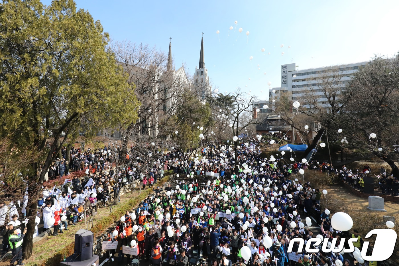 제99주년 3.1절인 지난해 3월1일 대구 중구 동산동 청라언덕에서 3.1만세운동 재현행사가 열렸다. 3.1만세운동 당시를 회상하는 참석자들이 만세삼창을 부르며 풍선을 하늘로 날리고 있다. 2018.3.1/뉴스1 ⓒ News1 공정식 기자