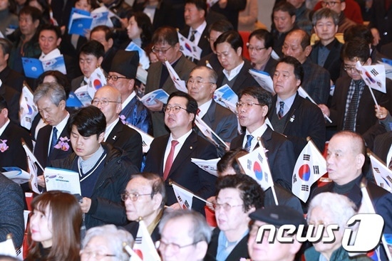 대전시청 대강당에서 열린 3‧1절 기념행사에서 이재관 대전시장 권한대행 등 참석자들이 3‧1절 노래를 제창하고 있다. ⓒ News1