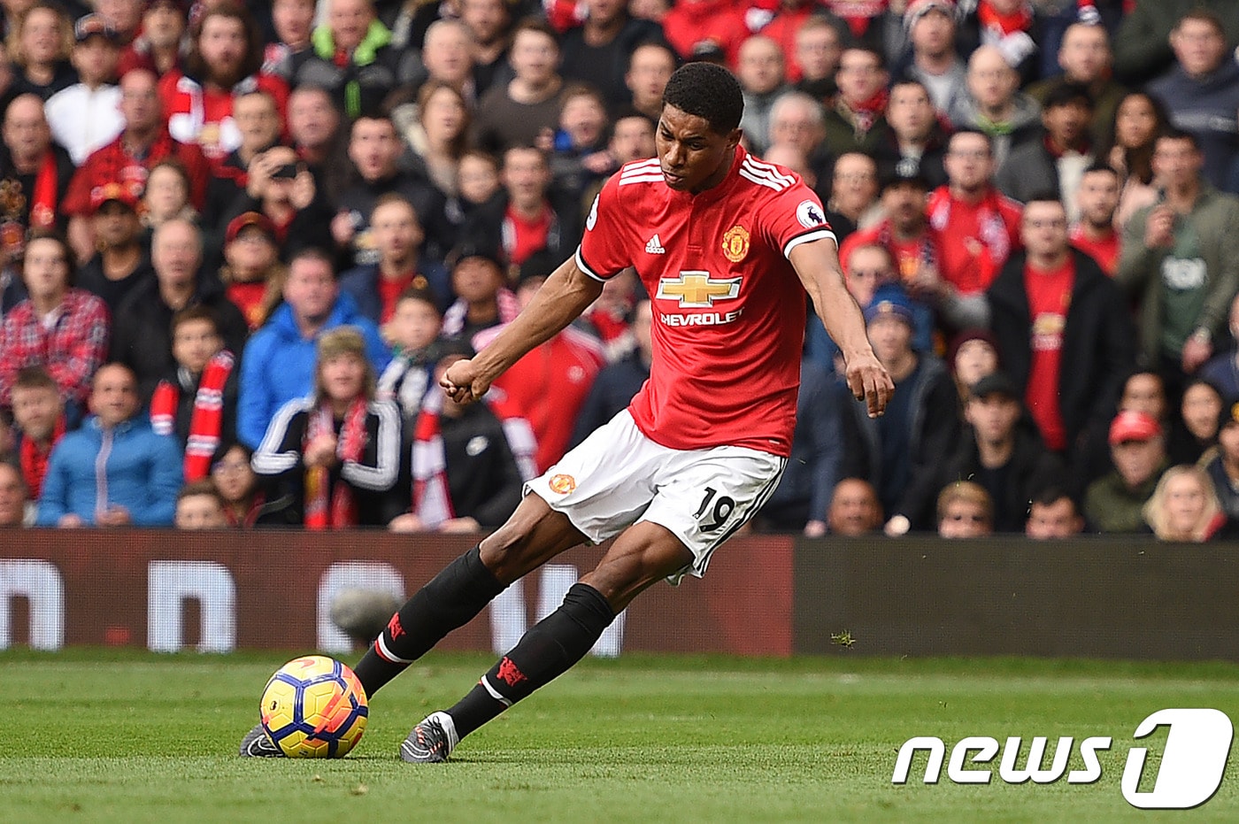 10일( 한국시간) 영국 맨체스터의 올드 트래포드에서 열린 2017-2018 잉글랜드 프리미어리그(EPL) 30라운드 리버풀과의 경기에서 산체스 래시포드(맨체스터 유나이티드)가 선제골을 넣었다. ⓒAFP=News1