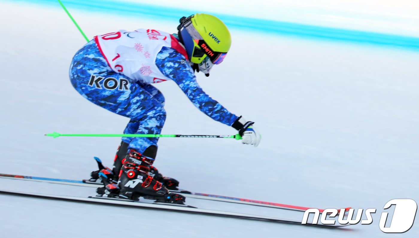 대한민국 양재림이 11일 강원도 정선알파인경기장에서 열린 2018 평창동계패럴림픽 알파인 스키 여자 슈퍼대회전 시각장애 경기에서 질주하고 있다. 2018.3.11/뉴스1 ⓒ News1 박하림 기자