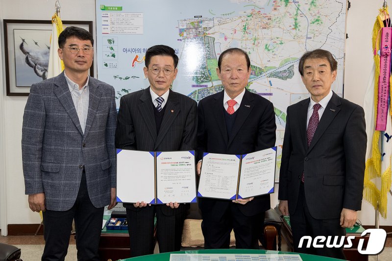 주선태 한화에너지 군산공장장(사진 왼쪽에서 두번째)과 문동신 군산시장(세번째)이 희망나눔 지역복지 업무협약을 체결하고 있다.ⓒ News1