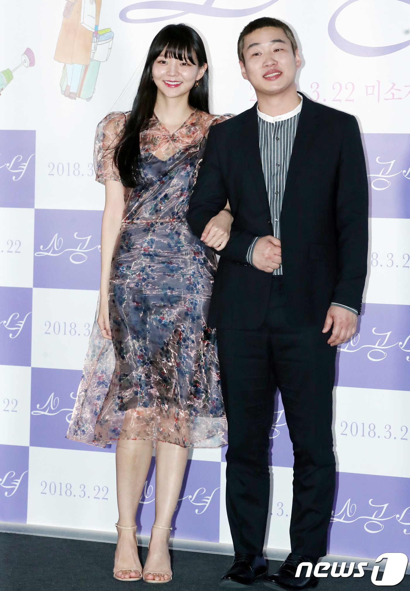 배우 이솜과 안재홍(오른쪽)이 12일 오후 서울 용산cgv에서 열린 영화 ‘소공녀’ 언론 시사회에 참석해 포즈를 취하고 있다. '소공녀'는 집만 없을 뿐, 일도 사랑도 자신만의 방식으로 살아가는 사랑스러운 현대판 소공녀 미소(이솜 분)의 도시 하루살이를 담은 청춘 판타지 영화다. 2018.3.12./뉴스1 ⓒ News1 권현진 기자