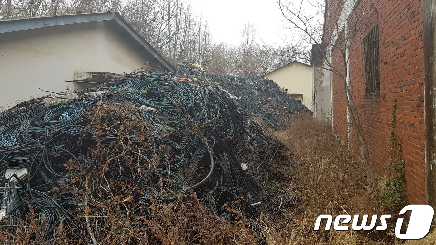 익산 국가산단 한 폐공장 부지에 4000톤에 달하는 폐전선과 생활폐기물이 방치돼 있다.2018.03.12/뉴스1ⓒ News1 박슬용 기자