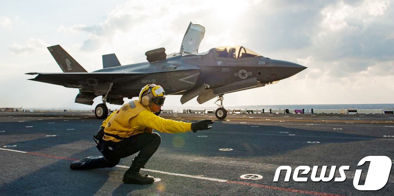 F-35B 스텔스 전투기가 지난 9일 동중국해 해상에서 작전 중인 미국 해군 원정타격단의 와스프급 강습상륙함(LHD-1)에서 이륙하고 있다. 다음 달 열리는 한미연합훈련에 F-35B 스텔스 전투기를 탑재한 4만500t급 강습상륙함인 와스프함이 투입될 예정이다. (미국 해군 트위터) 2018.3.12/뉴스1 ⓒ News1 박지수 기자