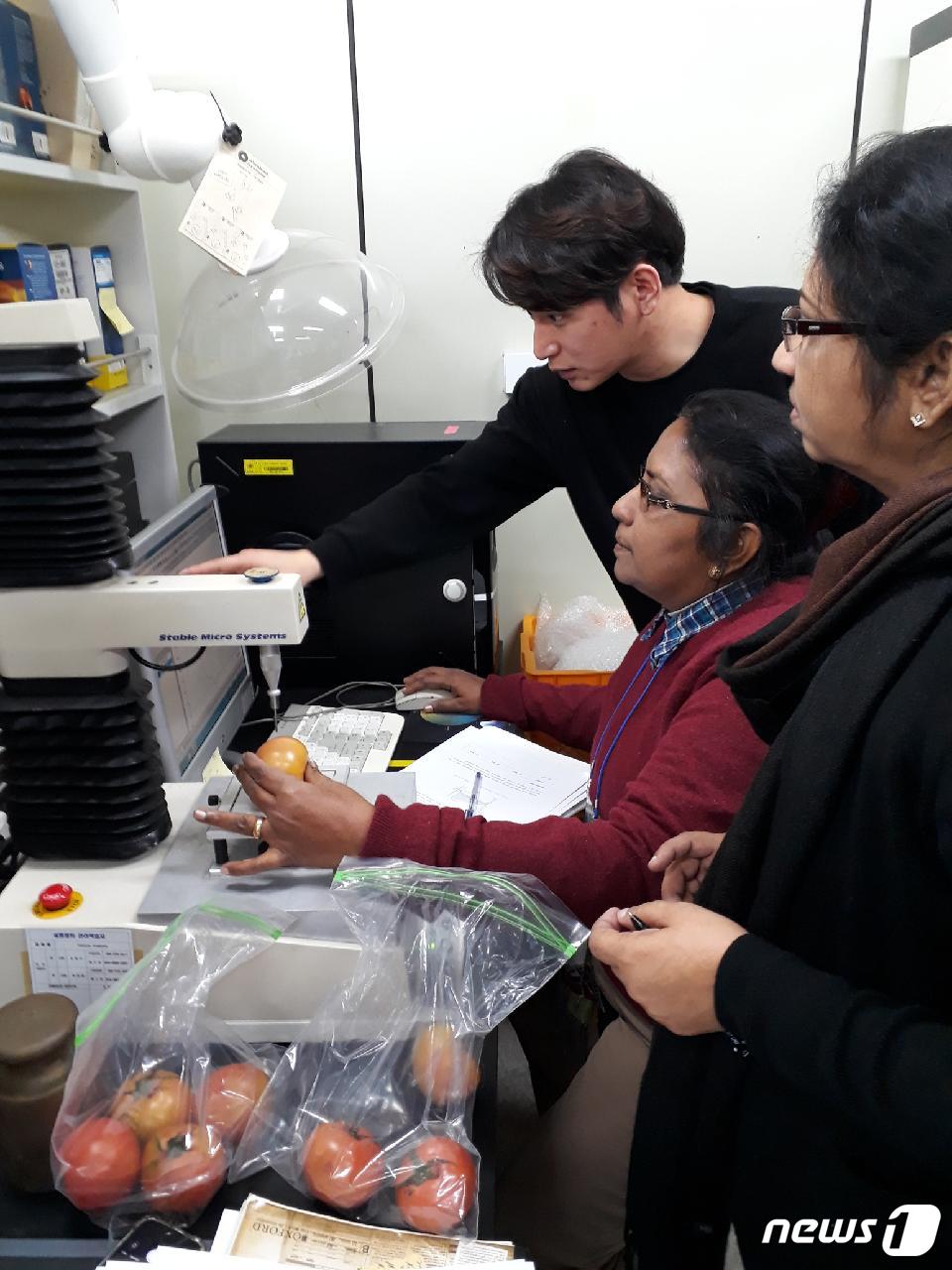 참가자들이 식물 검역 기술을 배우고 있다.ⓒ News1