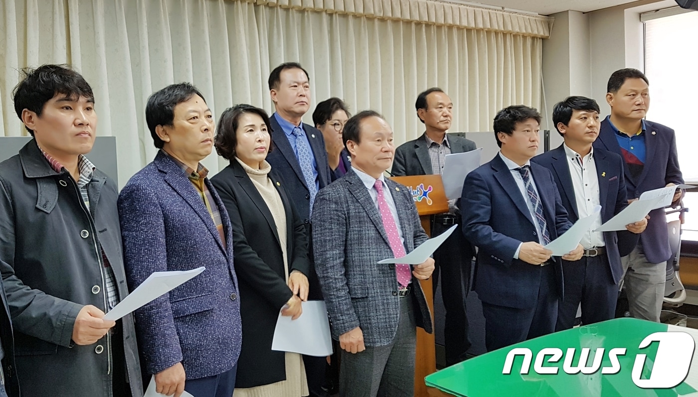 군산시의회 의원들이 전라북도선거구획정위원회의 선거구획정안과 관련해 기자회견을 갖고 입장을 밝히고 있다. ⓒ News1