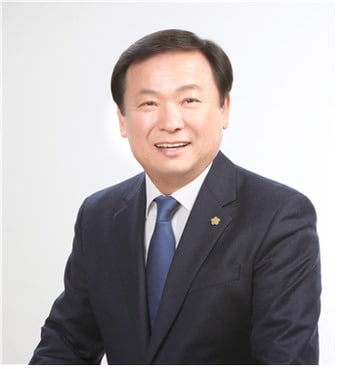 더불어민주당 성경찬 전북도의원(고창 1선거) 예비후보가 15일 기자회견을 열고 본격적인 선거활동에 들어갔다. ⓒ News1