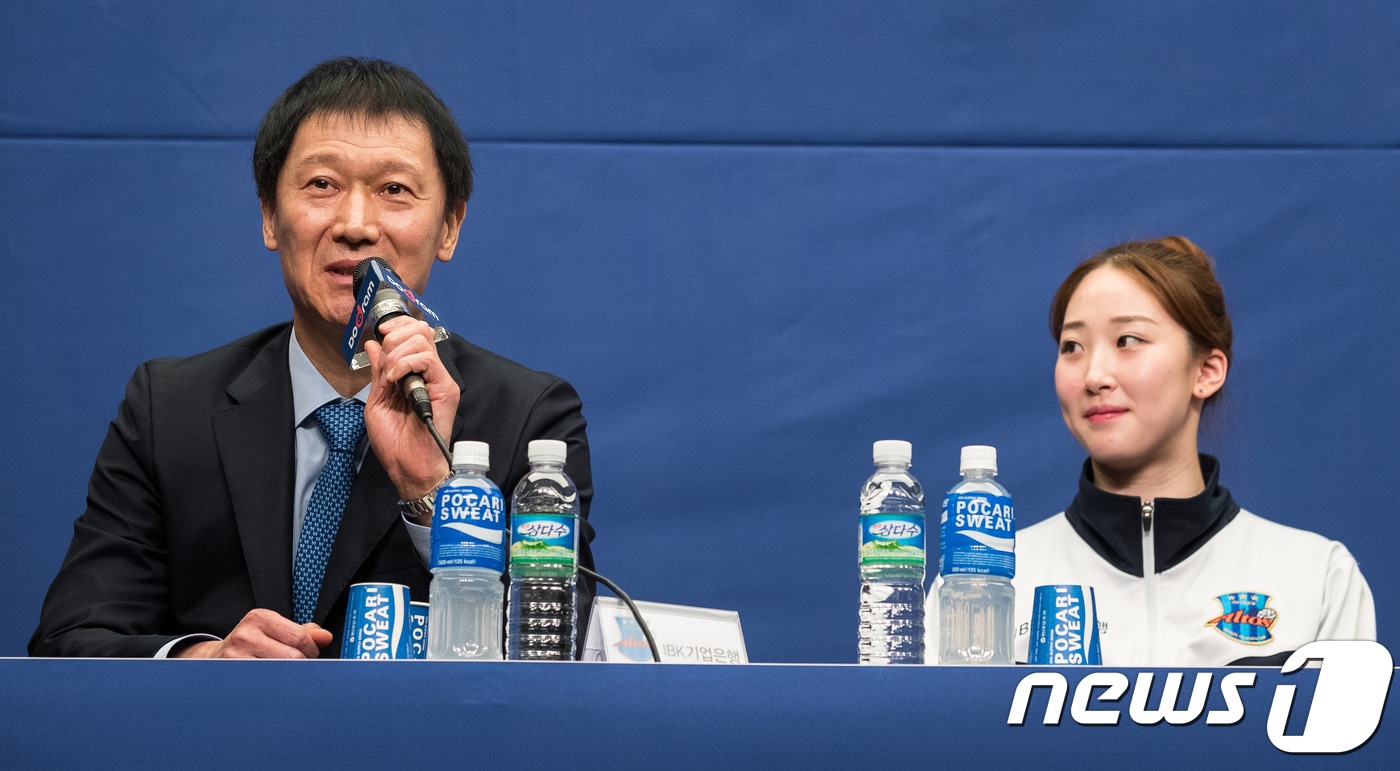 IBK기업은행 이정철 감독이 15일 서울 마포구 스탠포드호텔에서 열린 프로배구 도드람 2017-2018 V-리그 포스트시즌 미디어데이에서 취재진 질문에 답하고 있다. 오른쪽은 고예림 선수. 2018.3.15/뉴스1 ⓒ News1 유승관 기자