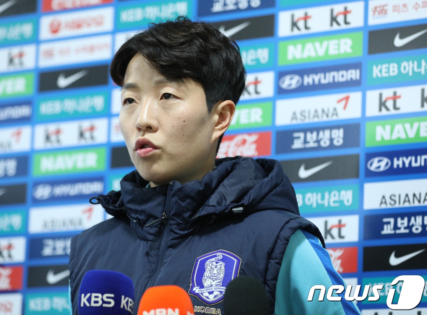 한국 여자축구대표팀 김혜리가 15일 오후 경기 파주시 NFC에서 아시아축구연맹(AFC) 아시안컵 출전을 앞두고 취재진의 질의에 답하고 있다. 여자대표팀은 오는 4월부터 요르단 암만에서 열리는 아시안컵에 참가하며 지소연(첼시 레이디스‧잉글랜드)과 조소현(아발드네스‧노르웨이) 등은 대회가 열리는 현지에서 합류할 예정이다. 2018.3.15/뉴스1 ⓒ News1 신웅수 기자