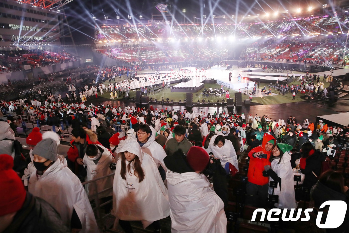 지난 3월18일 오후 강원도 평창군 평창올림픽스타디움에서 열린 '2018 평창 동계 패럴림픽 폐회식'에서 식이 끝난 뒤 관람객들이 행사장을 빠져나가고 있다. (뉴스1 DB)