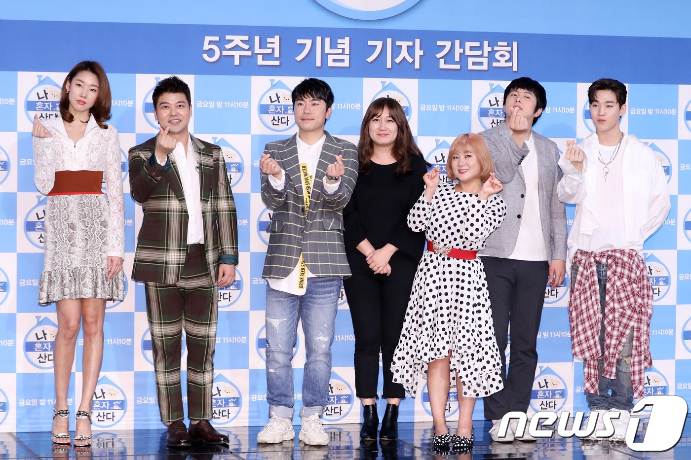 방송인 한혜진(왼쪽부터), 전현무, 이시언, 황지영 PD, 박나래, 기안84, 헨리가 19일 오후 서울 MBC홀에서 진행된 MBC 예능 프로그램 '나 혼자 산다' 5주년 기념 기자 간담회에 참석해 포즈를 취하고 있다. 2018.3.19./뉴스1 ⓒ News1 강고은 에디터