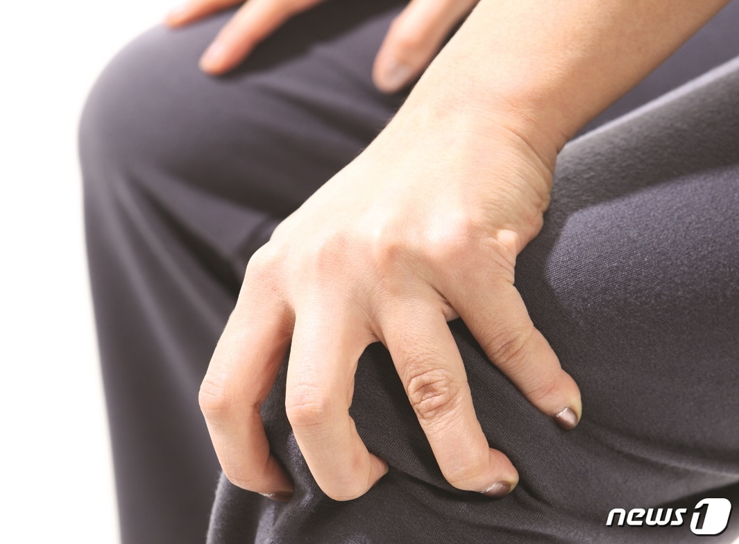 한 중년 여성이 관절염으로 무릎 통증을 호소하고 있다.(대전자생한방병원 제공)ⓒ News1