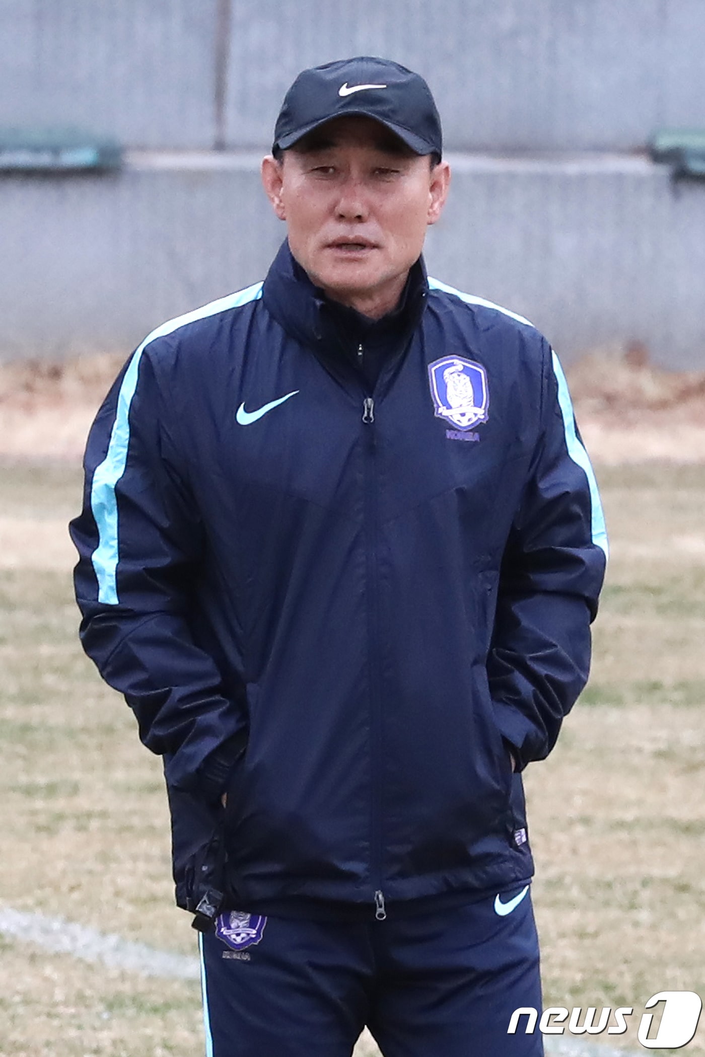 2018 자카르타·팔렘방 아시안게임 남자축구에 출전하는 김학범 대한민국 U-23 축구대표팀 감독이 19일 오후 경기도 파주시 축구 국가대표팀 트레이닝 센터(NFC)에서 선수들의 훈련을 지켜보고 있다. 2018.3.19/뉴스1 ⓒ News1 임세영 기자