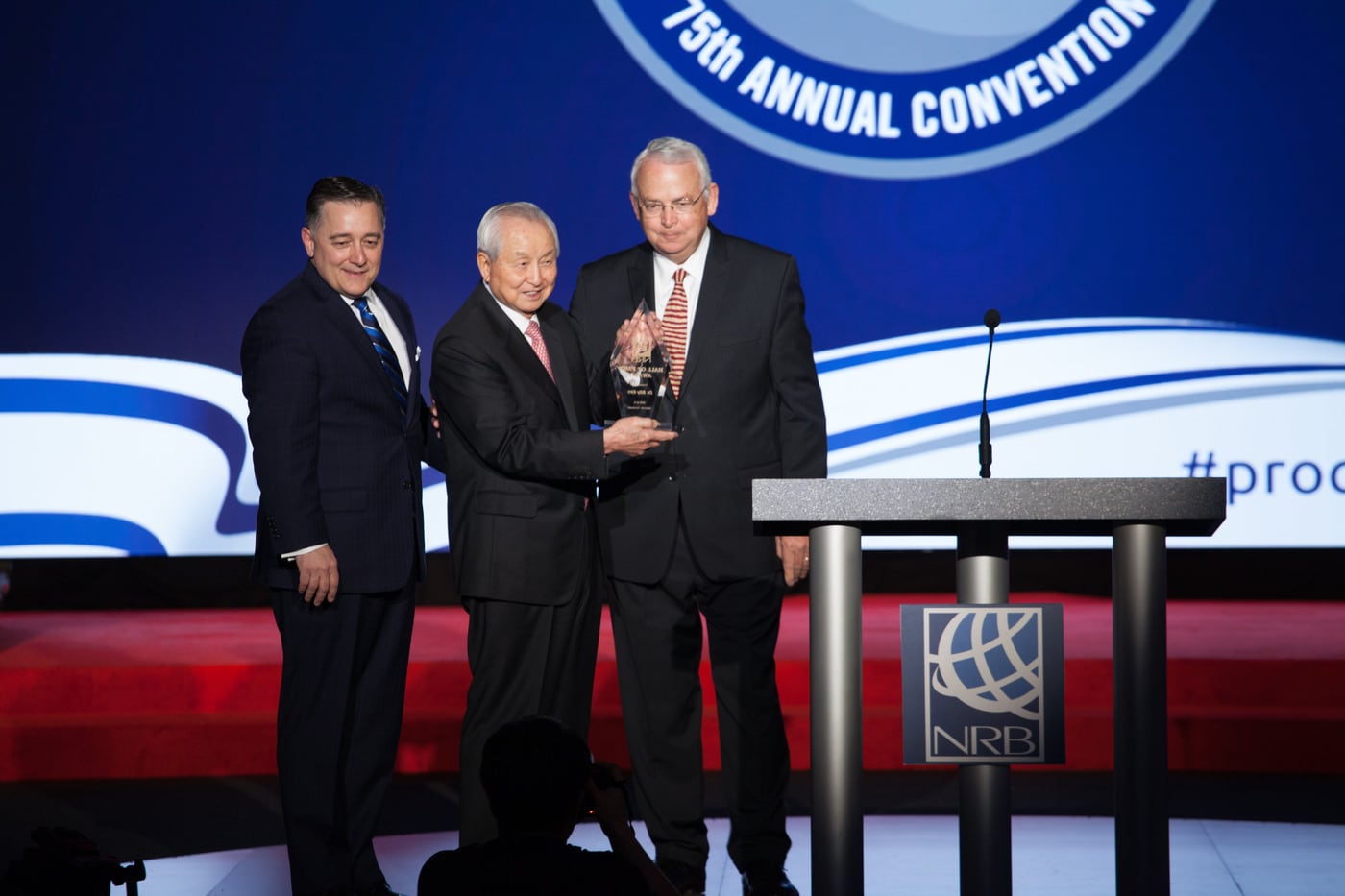 극동방송 이사장 김장환 목사(가운데)가 지난달 27일(현지시간) 미국종교방송협회(NRB)가 수여하는 '명예의 전당' 상을 수상했다.(극동방송 제공)