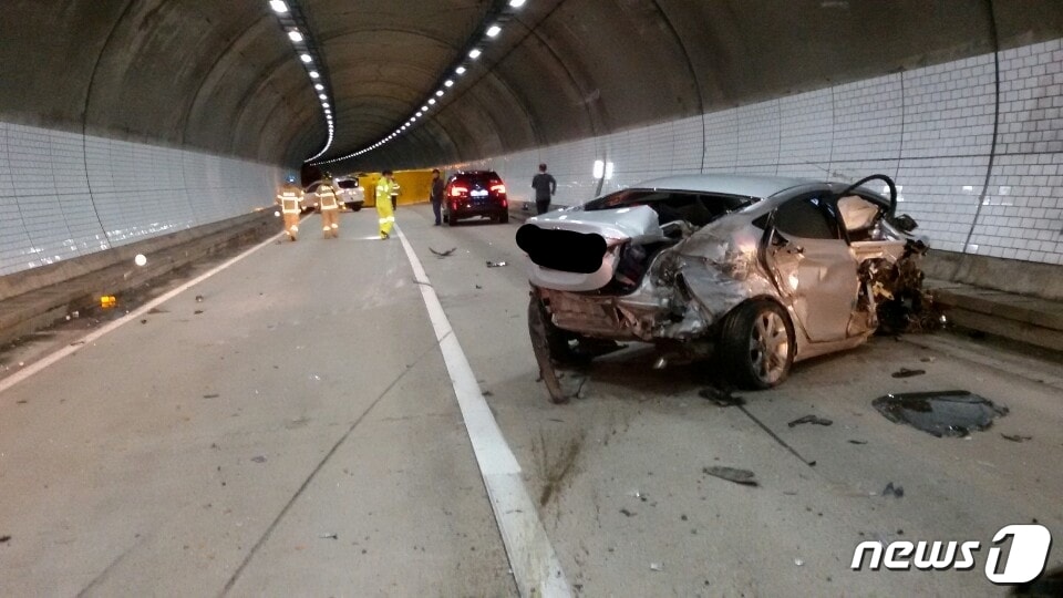 19일 오후 8시 55분쯤 경남 김해시에 있는 중앙고속도로 하행 부산방면 27.6km 지점에서 아반떼가 생림 1터널 입구 옹벽을 들이받고 수 차례 회전한 뒤 뒤따르던 차량과 연쇄추돌사고가 났다. 사고 승용차가 휴지조각처럼 일그러진 모습.(부산지방경찰청 제공)ⓒ News1